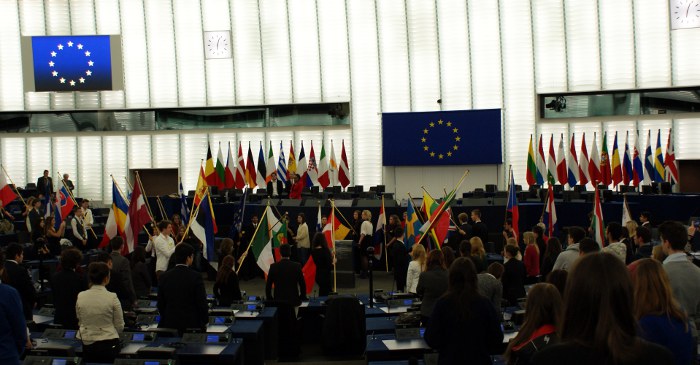 Fotografia: Przedstawiciele młodzieży w Parlamencie Europejskim z flagami państw Unii
