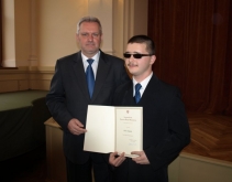Fotografia: Małopolski Kurator Oświaty Aleksander Palczewski i Piotr prezentujący swój dyplom