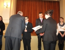 Fotografia: Piotr otrzymuje dyplom z rąk Małopolskiego Kuratora Oświaty Aleksandra Palczewskiego