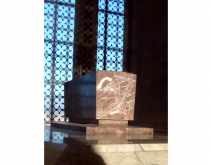 Fotografia: Marmurowy sarkofag znajdujący się w Sali Honoru