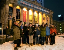 Pożegnalne wieczorne zdjęcie na tle frontowej fasady Pałacu Kultury i Nauki, ozdobionej nowym neonem